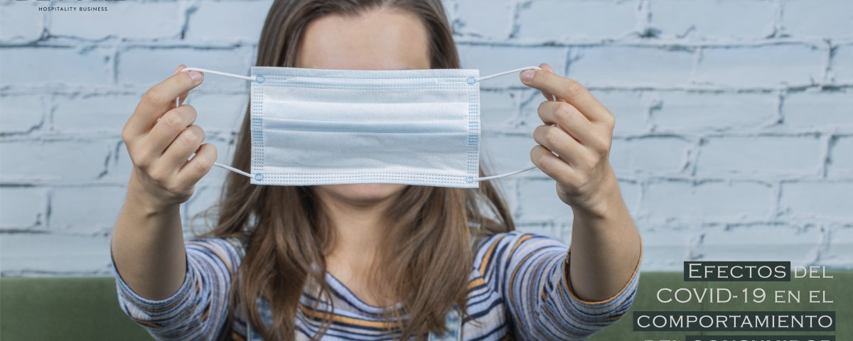 Mujer sosteniendo una mascarilla